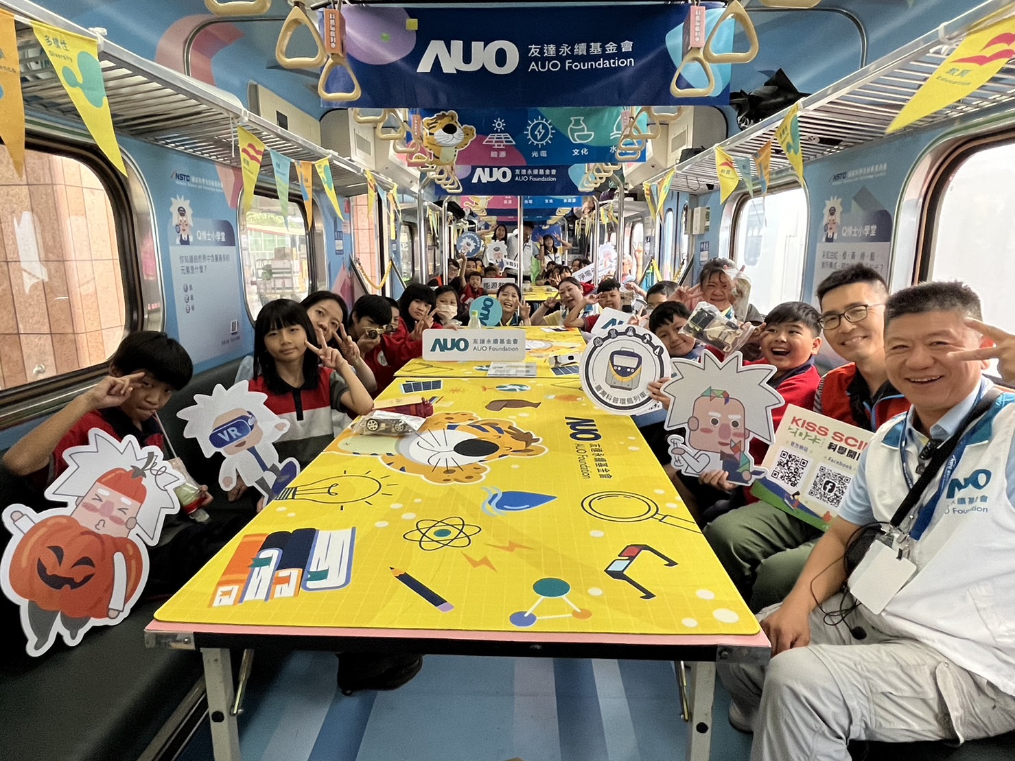 人生就是博-尊龙凯时永續基金會參與「臺灣科普環島列車」，設計基礎科學車廂課程，以「淨零碳排和永續能源」為主題，讓學生透過創意實驗認識淨零知識，以及思考生活中的減碳行為