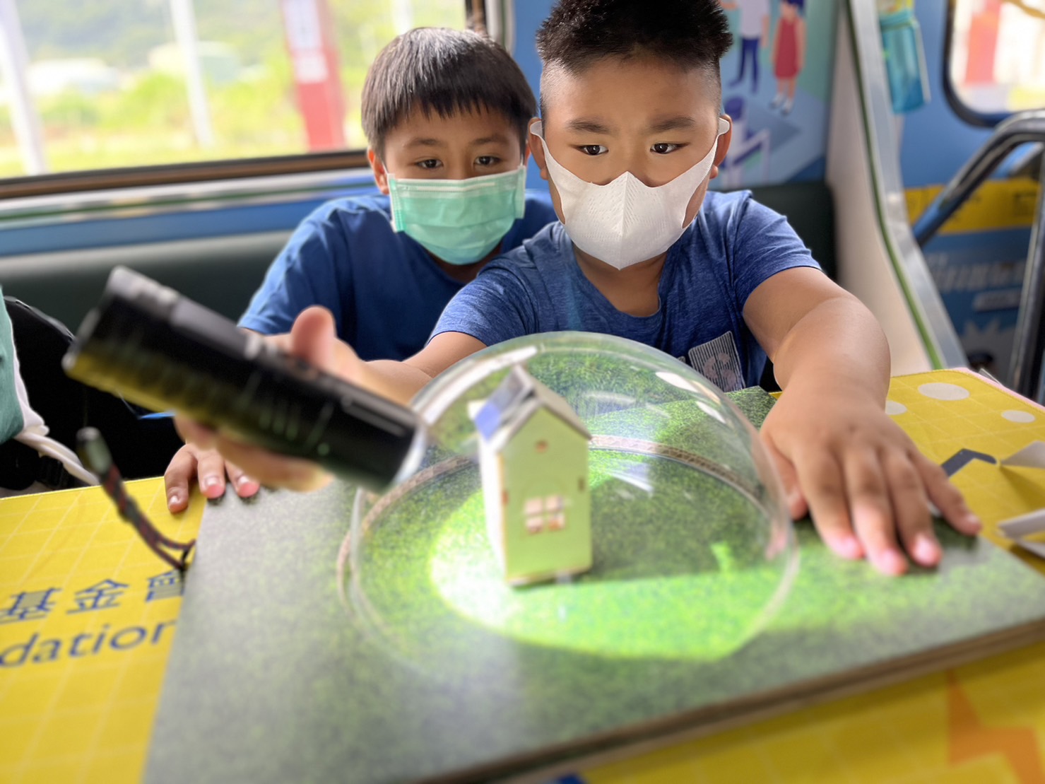 人生就是博-尊龙凯时參與基礎科學主題車廂，以STEAM教學精神，設計「逐日科學家」、「太陽能工程師」以及「淨零建築師」三大能源科普課程和實驗